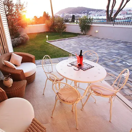 Sunset Apartment Split